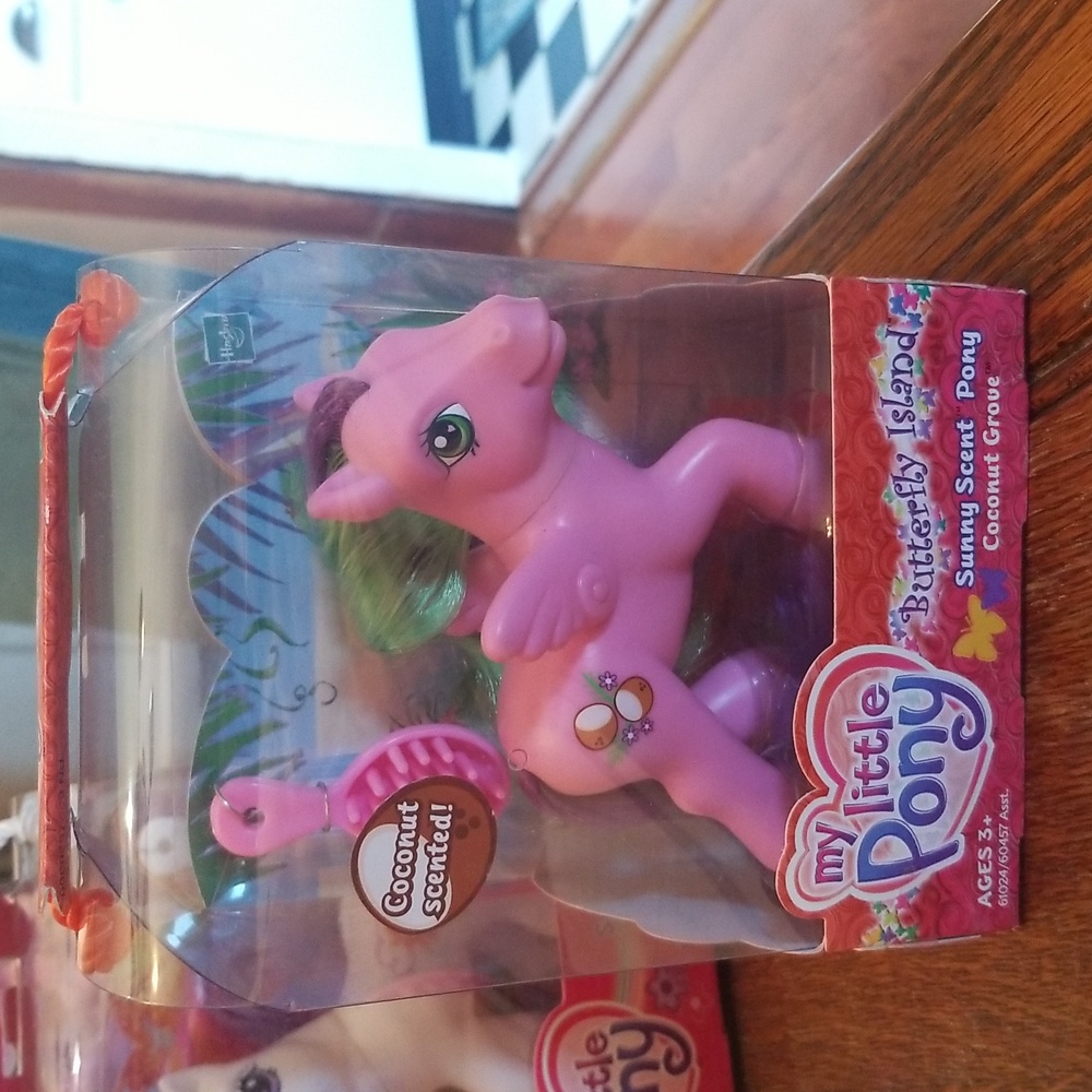 2004 my little pony butterfly island sunny scent pony coconut grove mib g3